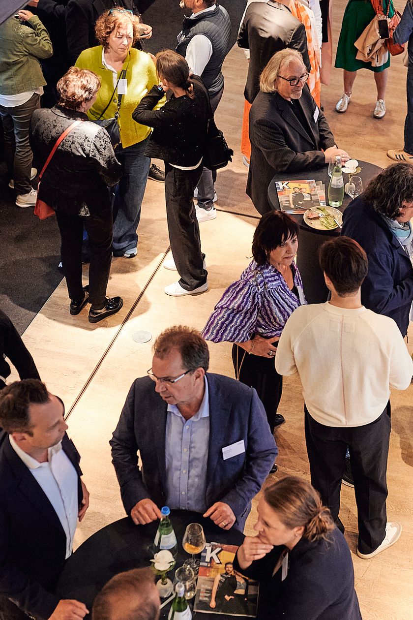 Personen auf einem Networking Event von oben fotografiert