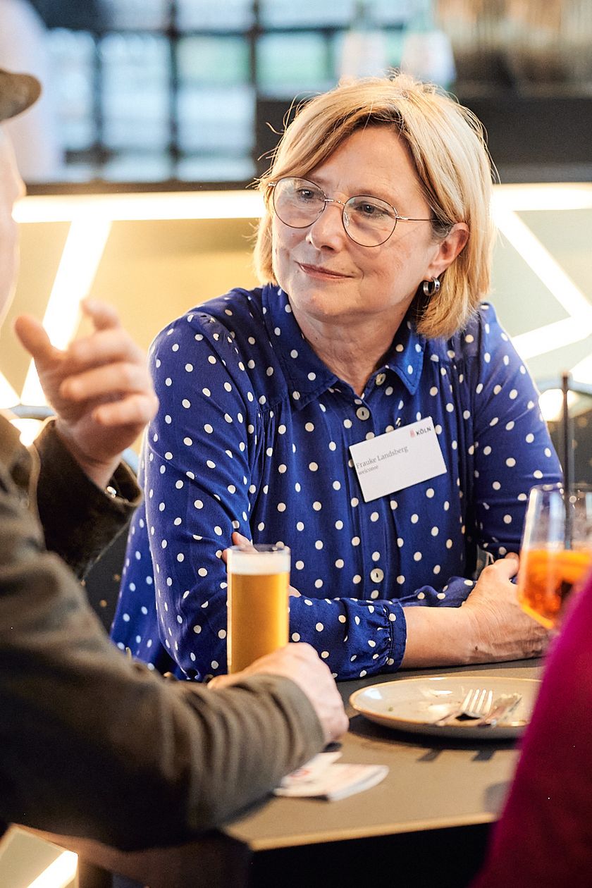Personen unterhalten sich auf einem Networking Event