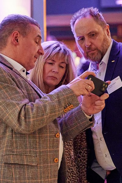 Gäste unterhalten sich auf der Networking Veranstaltung