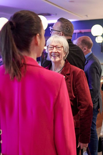 Gäste unterhalten sich auf der Networking Veranstaltung