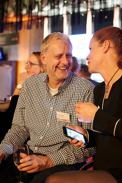 Personen unterhalten sich auf einem Networking Event
