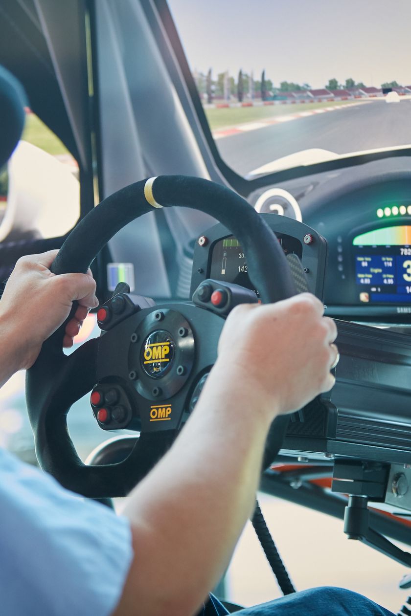 Go-Kart Auto von innen auf der Go-Kart Bahn