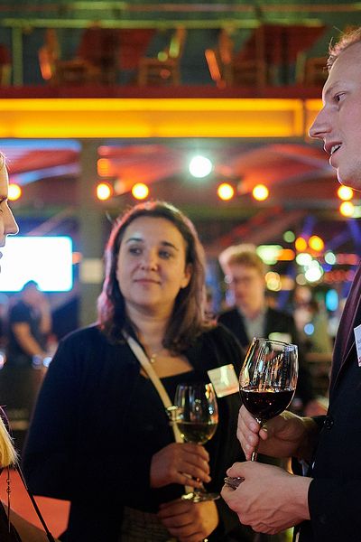Personen unterhalten sich auf einem Networking Event