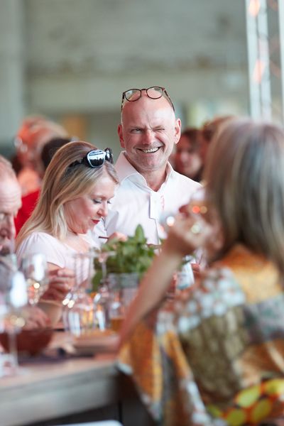 Personen unterhalten sich auf einem Networking Event