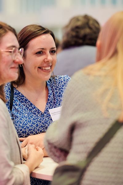 Menschen unterhalten sich auf einer Networking Veranstaltung