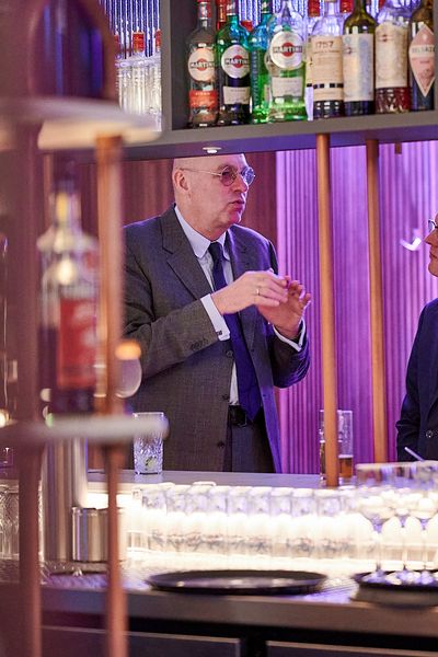 Zwei Männer unterhalten sich an der Bar.