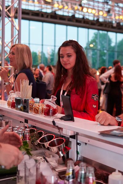 Personen unterhalten sich auf einem Networking Event