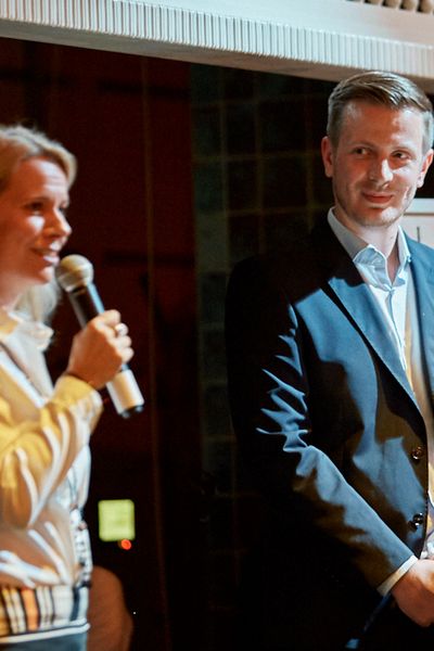 Eine Frau und ein Mann halten eine Rede