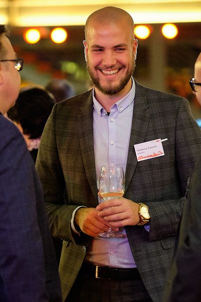 Personen unterhalten sich auf einem Networking Event