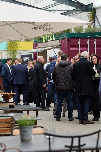 Menschen unterhalten sich auf einer Networking Veranstaltung