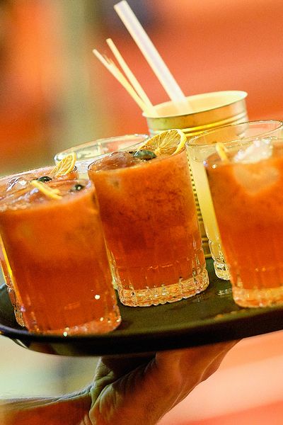 Bunte Cocktails auf einem Tablett