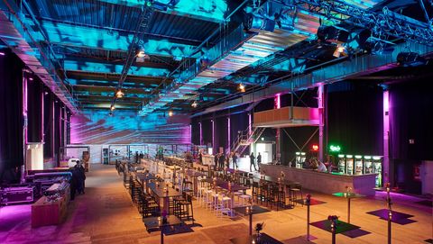 Für ein Event aufgebaute Eventhalle im Industrie Look