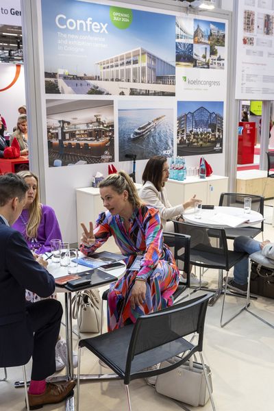 Sales-Meeting am Messestand Cologne Convention Bureau