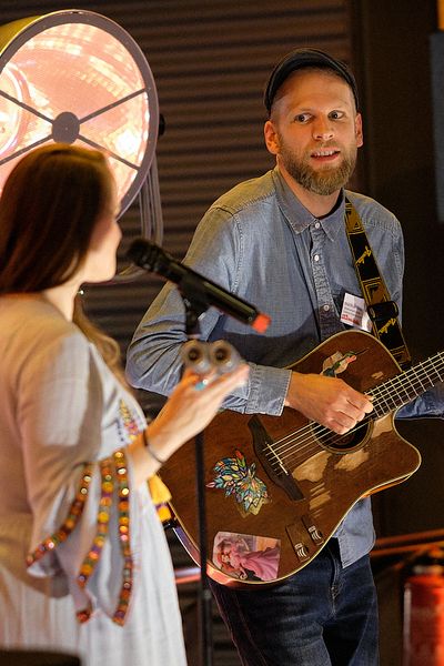 Sängerin und Gitarrist spielen Musik
