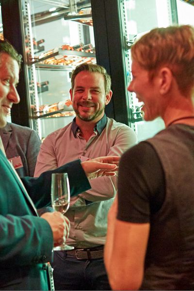 Gäste unterhalten sich auf der Networking Veranstaltung