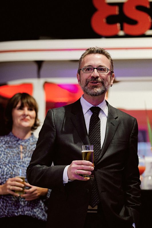Jürgen Amann (Geschäftsführer KölnTourismus) hält eine Begrüßungsrede mit Kölsch in der Hand