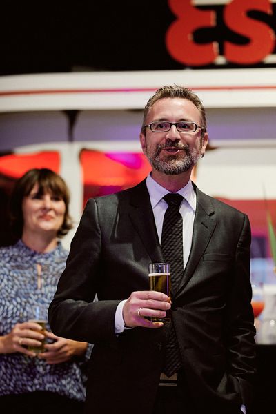 Jürgen Amann (Geschäftsführer KölnTourismus) hält eine Begrüßungsrede mit Kölsch in der Hand