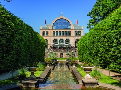 Terrasse der Dank Augusta in der Flora Köln. Ansicht vom Botanischen Garten und Brunnen.