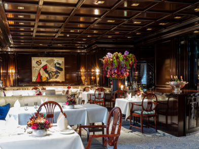 Eingedeckte Tische im Restaurant Hanse Stube