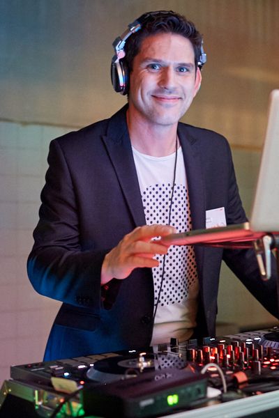 DJ mach Musik für eine Veranstaltung