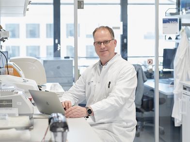 Kinderonkologe Prof. Fr. Matthias Fischer in seinem Büro an der Uniklinik Köln