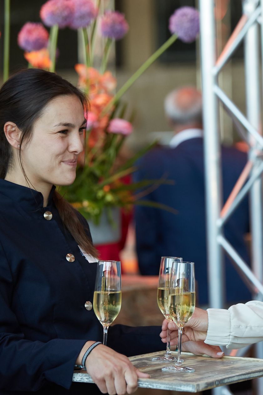 Personen unterhalten sich auf einem Networking Event