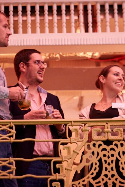 Gäste unterhalten sich auf der Networking Veranstaltung