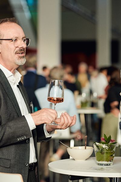 Menschen unterhalten sich auf einer Networking Veranstaltung