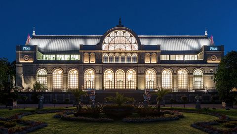 Beleuchtete Flora Köln von außen bei Nacht