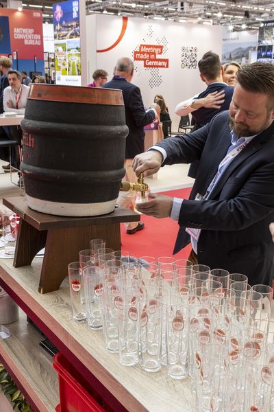 Kölschausgabe und Zapfanlange auf dem Messestand des CCB