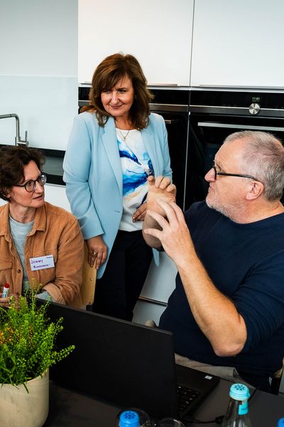 Workshop-Teilnehmer diskutieren in kleiner Gruppe