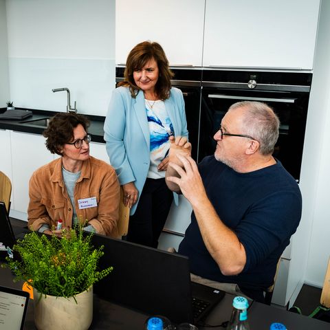 Workshop-Teilnehmer diskutieren in kleiner Gruppe