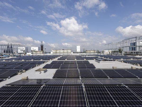 Installation der Photovoltaikanlage auf dem Dach der Koelnmesse