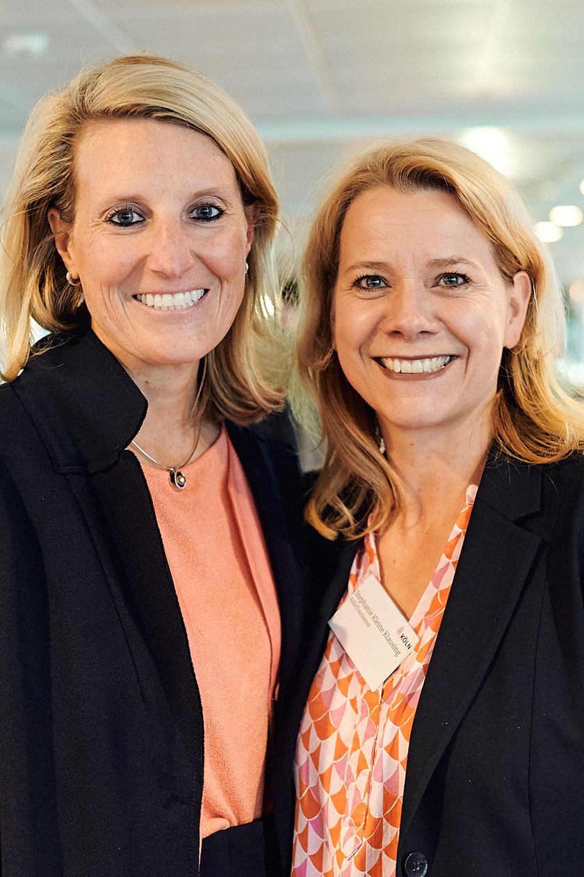 Nina Luig und Stefanie Kleine Klausing lächeln in die Kamera