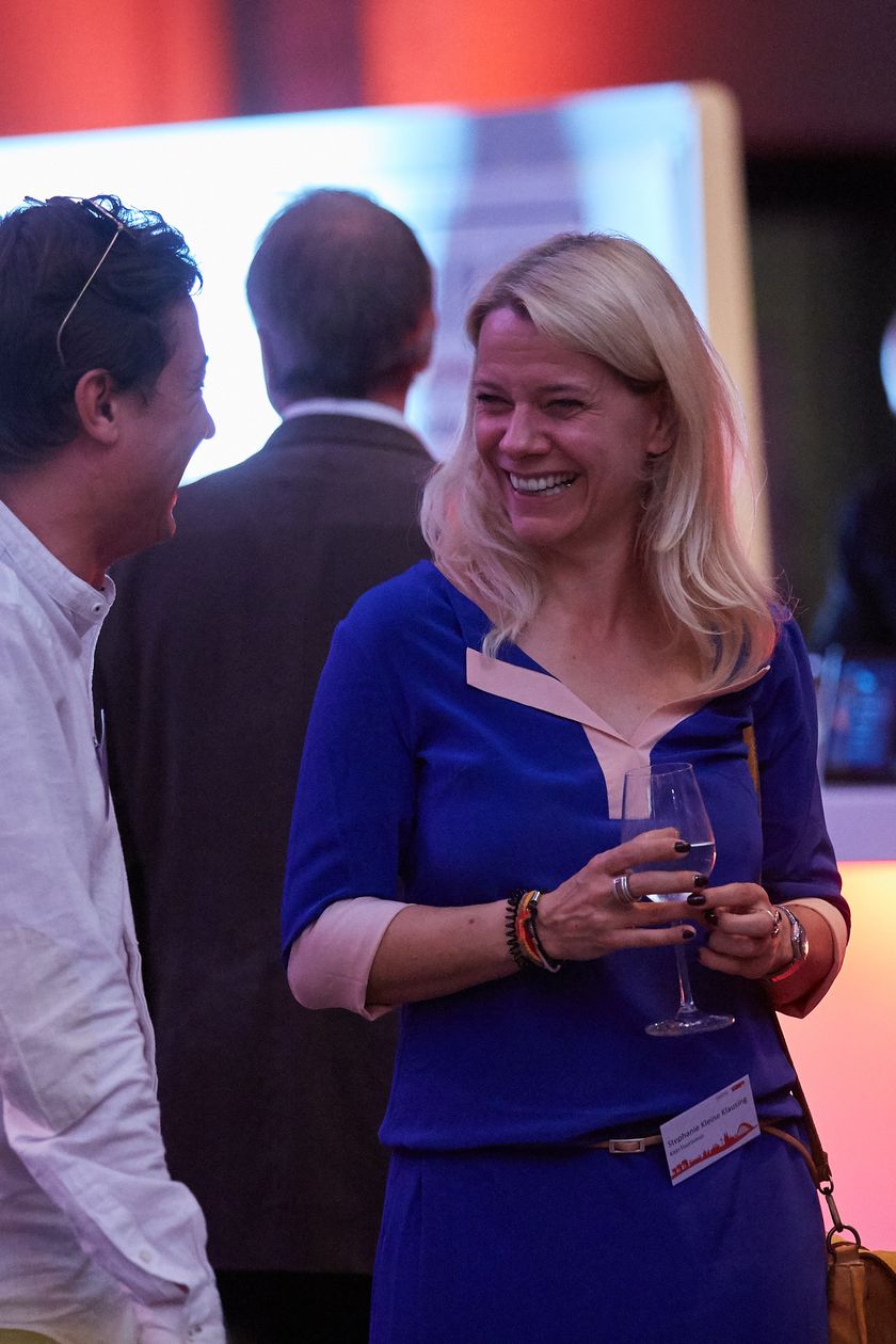 Personen unterhalten sich auf einem Networking Event