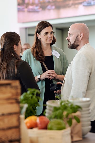 Menschen unterhalten sich auf einer Networking Veranstaltung