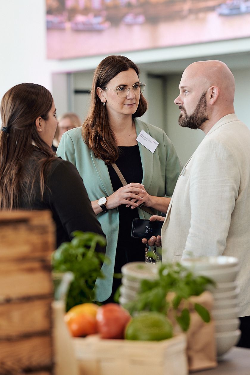 Menschen unterhalten sich auf einer Networking Veranstaltung