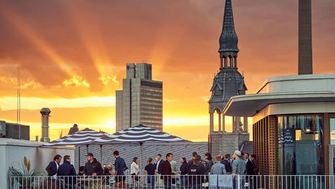 Event bei Sonnenuntergang auf der Dachterrasse der Design Offices Dominium