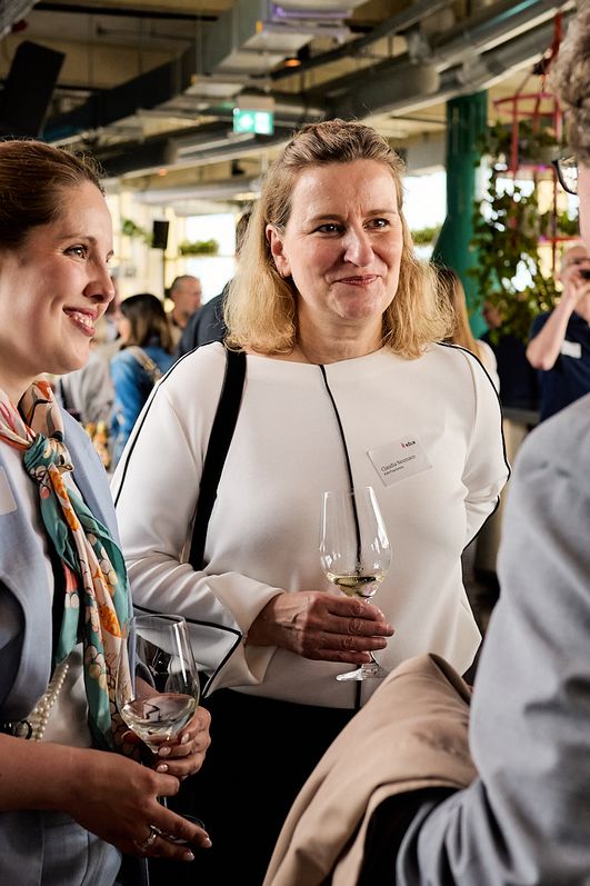 Personen unterhalten sich auf dem Networking Event