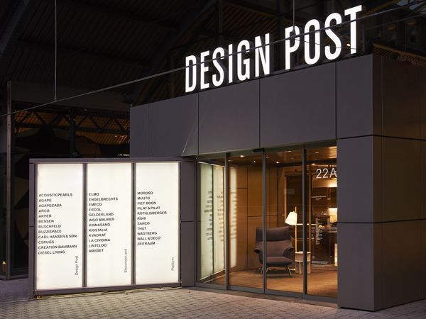 Eingang der Eventlocation mit großen Leuchtbuchstaben "Design Post"