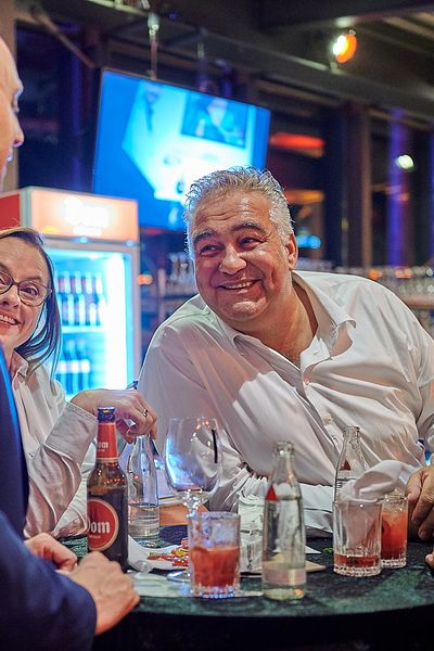Personen unterhalten sich auf einem Networking Event