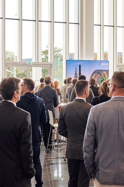 Menschen hören der Rede auf der Bühne zu