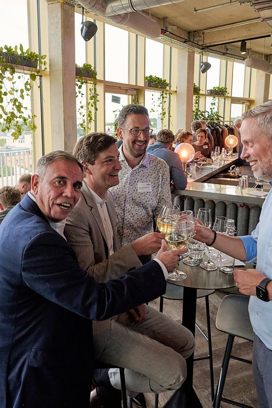 Personen unterhalten sich auf dem Networking Event