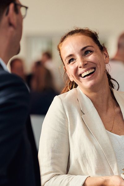 Menschen unterhalten sich auf einer Networking Veranstaltung