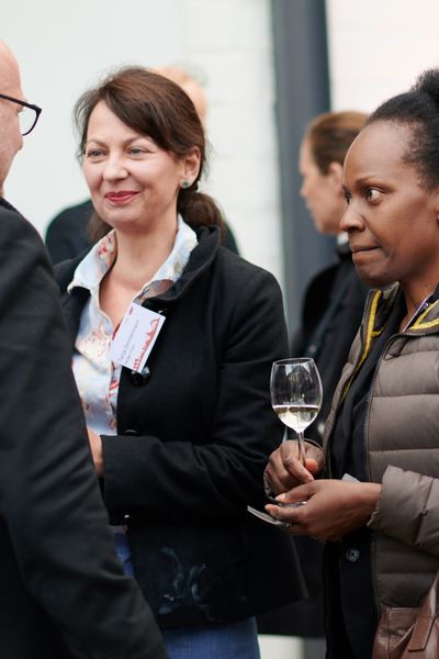 Menschen unterhalten sich auf einer Networking Veranstaltung