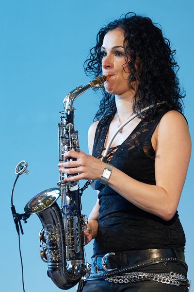 Frau spiel Saxophon 