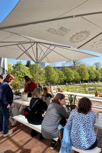 Gruppe isst auf der Terrasse der Dank Augusta zu Mittag