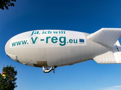 Weißer Zeppelin mit der Aufschrift: Ja, ich will! www.v-re.eu