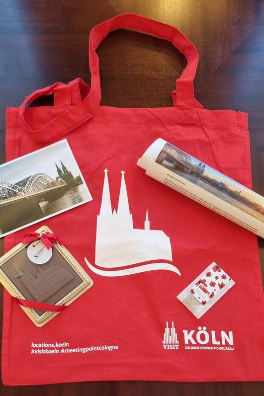 Roter CCB Jutebeutel mit Dom, Domschokolade, Postkarte und Programmzettel
