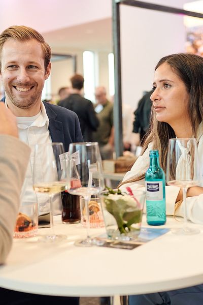 Menschen unterhalten sich auf einer Networking Veranstaltung